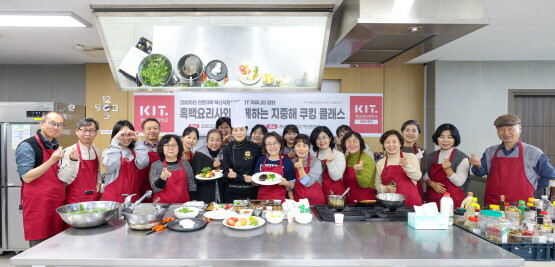 부산시민 대상 ‘커뮤니티 강좌’ 기념촬영 모습. 사진=경남정보대 제공
