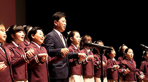 박용선 도의원이 지난달 15일 포항시청에서 열린  '의정 보고회'에서 지역 어린이 합창단과 식전 공연을 하고 있다. 사진=박용선 의원실 제공