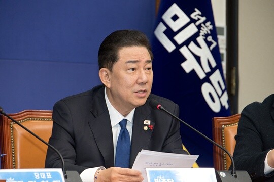 12월 12일 오전 국회에서 열린 더불어민주당 최고위원회의에서 김병기 원내대표가 발언하고 있다. 사진=이종현 기자