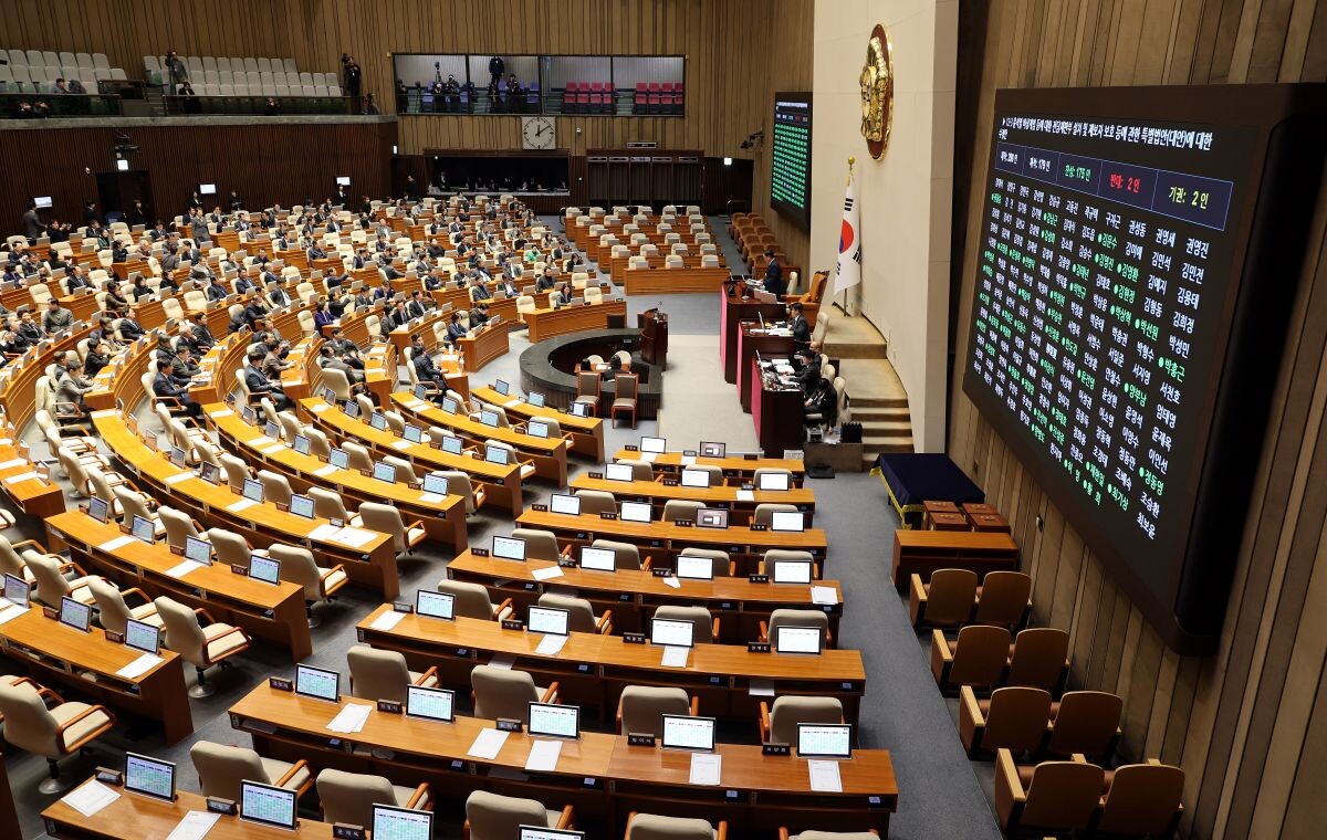 23일 국회에서 열린 12월 임시국회 본회의에서 내란전담재판부법이 필리버스터 끝에 통과되고 있다. 사진=연합뉴스