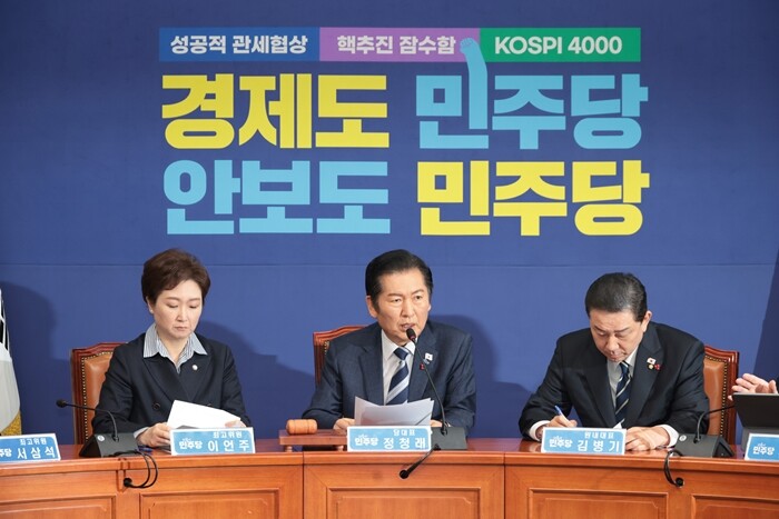 민주당이 상정해 본회의를 통과한 내란전담재판부 법안 최종안은 ‘위헌 시비’를 최대한 덜어냈다. 12월 12일 국회 민주당 대표실에서 열린 최고위원회의. 사진=이종현 기자