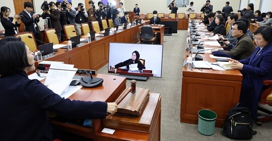 23일 국회에서 열린 과학기술정보방송통신위원회 전체회의에서 국민의힘 의원들이 불참한 가운데 쿠팡 침해사고 및 개인정보 유출, 불공정 거래, 노동환경 실태 파악과 재발방지 대책 마련을 위한 청문회 실시계획서 채택의 건이 통과되고 있다. 사진=연합뉴스