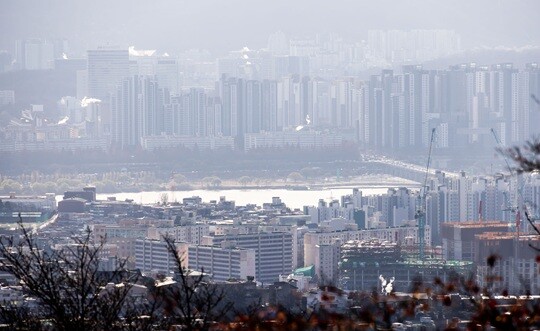 집값이 고공행진을 이어가고 있다. 서울 남산에서 바라 본 아파트 단지 모습. 사진=최준필 기자