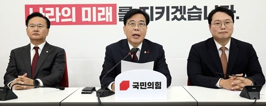 송언석 국민의힘 원내대표와 천하람 개혁신당 원내대표가 2025년 12월 17일 오전 서울 여의도 국회에서 ‘통일교 특검’ 관련 회동을 하고 있다. 사진=이종현 기자