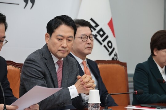 2025년 12월 22일 국민의힘 최고위원회의에서 장동혁 대표가 송언석 원내대표의 발언을 경청하고 있다. 사진=이종현 기자