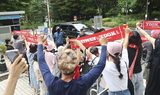 윤석열 전 대통령의 내란 우두머리 혐의·직권남용 권리행사 방해 혐의 사건 9차 공판이 열린 2025년 7월 3일 서울중앙지법에 모인 윤 전 대통령 지지자들이 윤석열 대통령을 외치고 있다. 사진=박정훈 기자