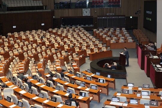 국민의힘 장동혁 대표가 12월 22일 국회에서 열린 12월 임시국회 본회의에 내란전담재판부 법이 상정되자 무제한 반대 토론(필리버스터)을 하고 있다. 사진=이종현 기자