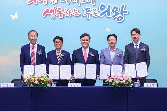 의왕시가 6월 13일 종합병원 설립을 위한 이행 협약식을 갖고 있다. 왼쪽부터 김양묵 의왕백운PFV(주)대표, 노성화 의왕도시공사 사장, 김성제 의왕시장, 류병주 사랑의병원 대표원장, 황의현 (주)이롬 대표이사.