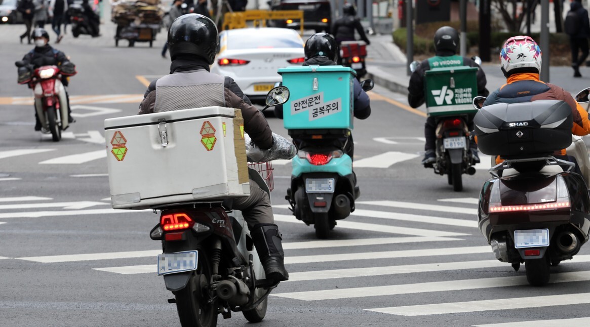 국내 배달업계에서 한국인 명의를 도용한 외국인이 불법 배달을 하다가 적발되는 건수가 늘어나고 있다. 사진=연합뉴스