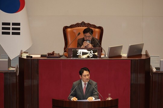 국민의힘 장동혁 대표가 12월 22일 국회에서 무제한 반대 토론(필리버스터)을 하고 있다. 사진=이종현 기자