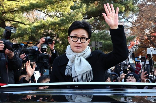 한동훈 국민의힘 전 대표가 12월 3일 서울 여의도 국회도서관 앞에서 비상계엄 1주년 관련 기자회견을 마친 뒤 차량에 올라 지지자들에게 인사하고 있다. 사진=박은숙 기자