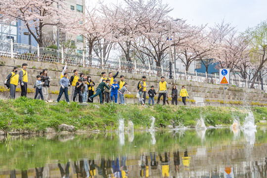 HDC현대산업개발은 지역사회에 대한 이해도를 높이고 지속 가능한 나눔을 실천하기 위해 릴레이 봉사활동을 진행했다. (지난 4월 성북천 일대에서 HDC현대산업개발 임직원들은 지역 주민, 어린이들과 함께 환경정화 활동을 진행한 모습)