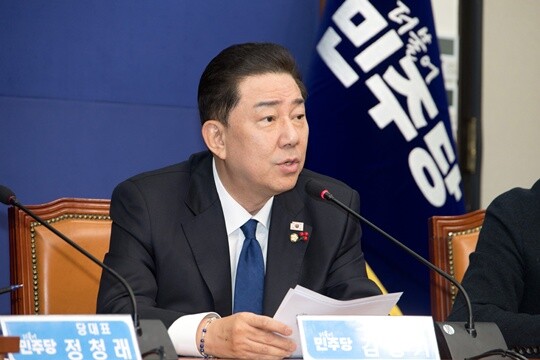 2025년 12월 12오전 국회에서 열린 더불어민주당 최고위원회의에서 김병기 원내대표가 발언하고 있다. 사진=이종현 기자
