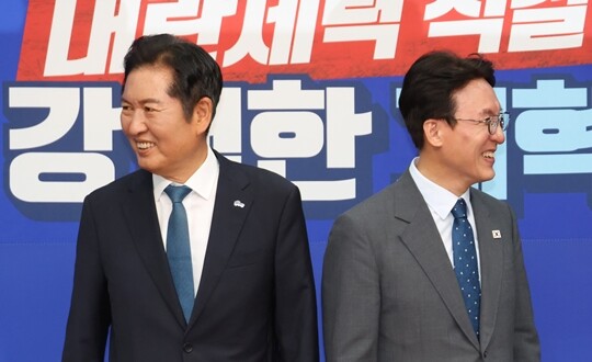 지난 8월 5일 서울 여의도 국회에서 인사를 나눈 김민석 국무총리와 정청래 더불어민주당 대표. 사진=박은숙 기자