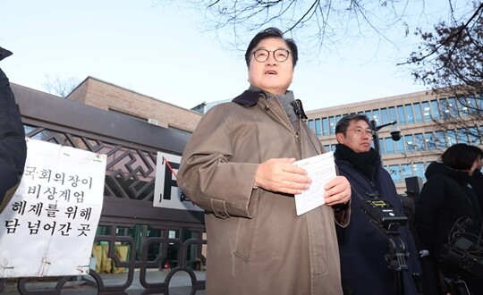 우원식 국회의장이 12월 3일 서울 여의도 국회에서 열린 ‘그날 12·3 다크투어’에서 직접 도슨트로 나서 시민들에게 월담한 곳을 안내하고 있다. 사진=국회사진기자단