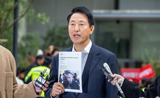 오세훈 서울시장이 11월 8일 서울 종로구 KT광화문 웨스트빌딩에 마련된 민중기 특별검사 사무실에서 진행되는 소환조사에 출석하고 있다. 사진=최준필 기자