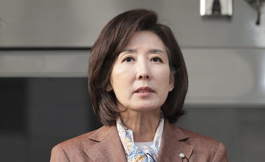 나경원 국민의힘 의원이 11월 20일 서울 양천구 서울남부지법에서 열린 ‘국회 패스트트랙 충돌’ 1심 선고 공판을 마친 후 취재진 앞에서 입장을 밝히고 있다. 사진=박정훈 기자