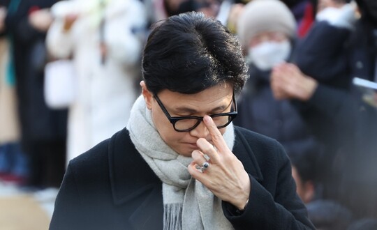 한동훈 전 국민의힘 대표가 12월 3일 서울 여의도 국회도서관 앞 쪽문에서 12·3 비상계엄 1주년 관련 기자회견을 하기 위해 자리하고 있다. 사진=박은숙 기자
