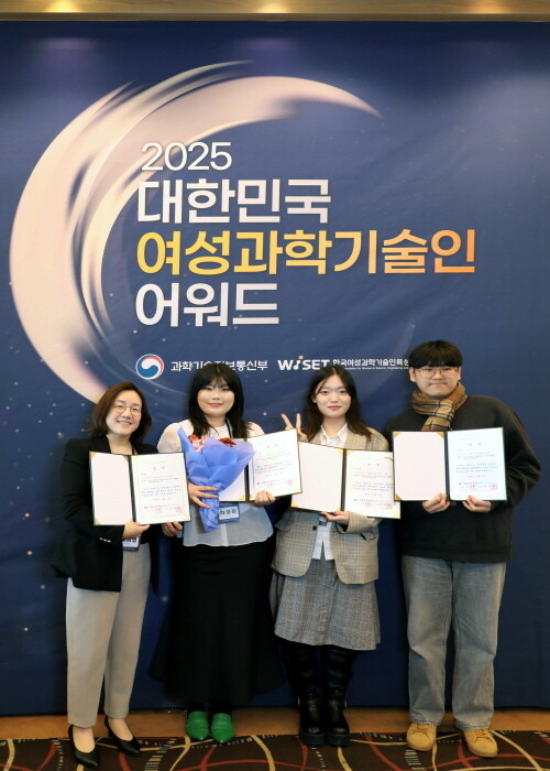 여대학원생 공학연구팀제 심화과정 우수상을 받은 차영원 석사과정 학생 연구팀이 수상 기념촬영을하고 있다. 사진=인하대학교 제공