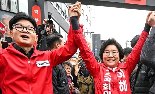 지난해 3월 총선 선거운동을 하고 있는 이혜훈 당시 국민의힘 후보와 한동훈 당시 비대위원장. 사진=연합뉴스