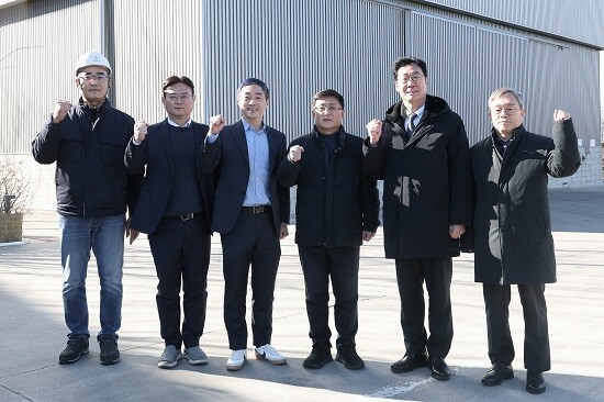 정명근 화성특례시장이 김성환 환경부장관 등 참석자들과 기념촬영하고 있다. 사진=화성특례시 제공