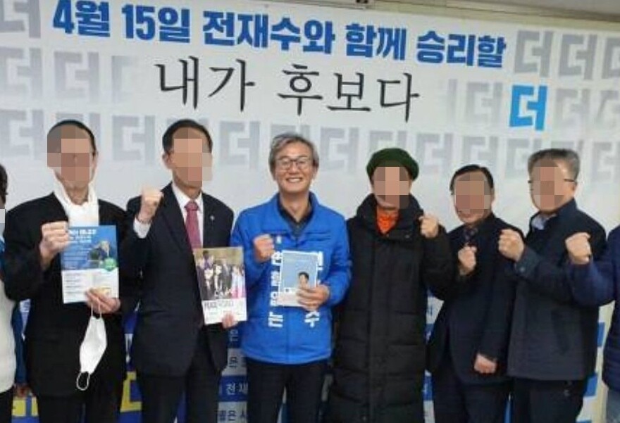 한학자 자서전을 들고 기념 사진을 촬영하고 있는 전재수 전 장관(사진 가운데). 사진=전재수 전 장관 페이스북