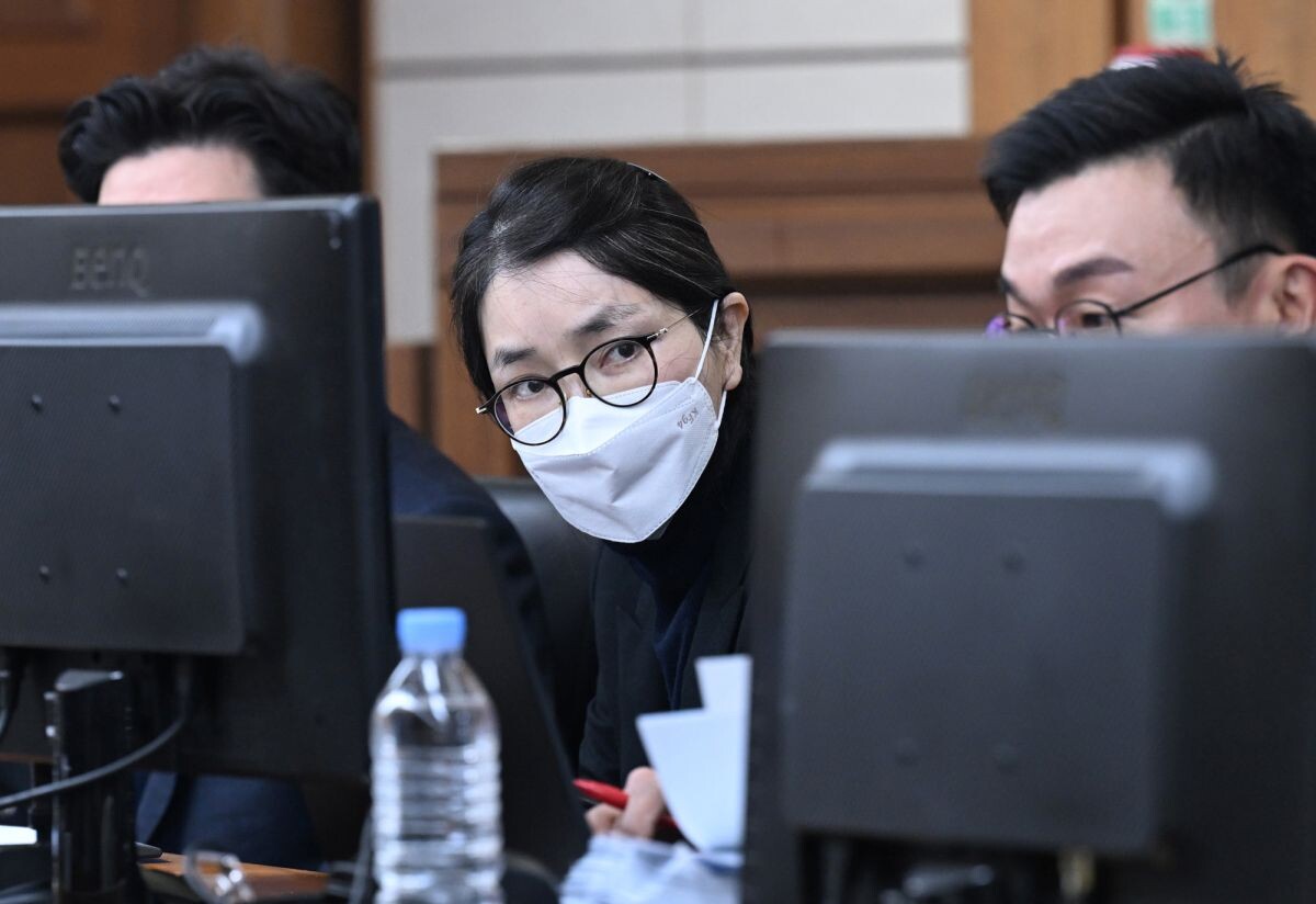 김건희 씨가 3일 서울 서초구 서울중앙지방법원에서 열린 자본시장법 위반 혐의 결심 공판에 출석하고 있다. 사진=사진공동취재단