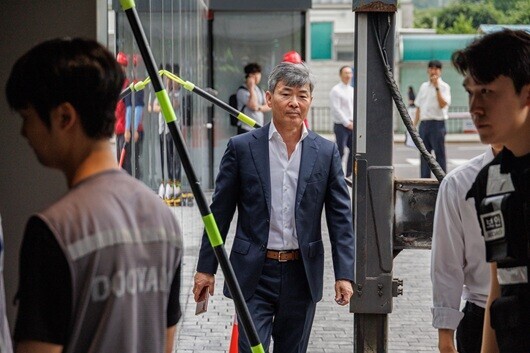 이종호 전 블랙펄인베스트 대표 지인 차 아무개 씨가 이명현 순직해병 사건 특별검사를 직권남용 등 혐의로 고발했다. 순직해병 특검팀이 자신과 이 전 대표를 지난 7월 초부터 약 한 달 동안 법원 허가 없이 미행했다는 이유다. 사진은 이 전 대표가 2025년 7월 21일 민중기 특검팀 사무실에 출석하는 모습. 사진=이종현 기자
