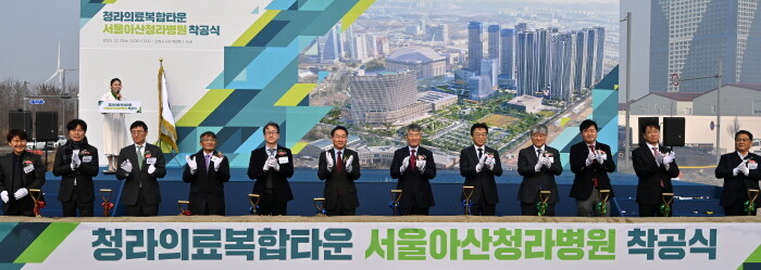 유정복 인천시장이 29일 서구 청라동에서 열린 '청라의료복합타운 서울아산청라병원 착공식'에서 박승일 서울아산병원 병원장 등 참석내빈들과 기념촬영을 하고 있다. 사진=인천시 제공
