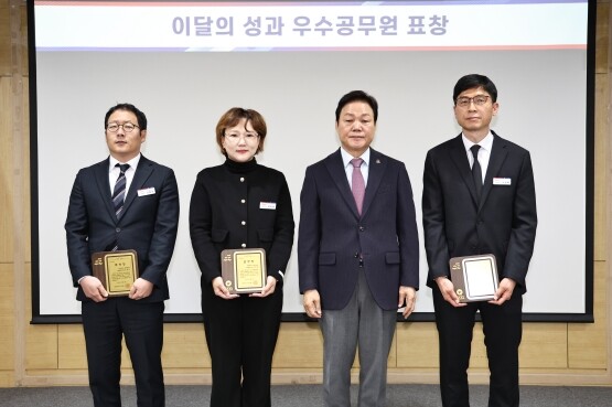 ‘이달의 성과 우수공무원’ 표창장 수여 장면. 사진=경남도 제공