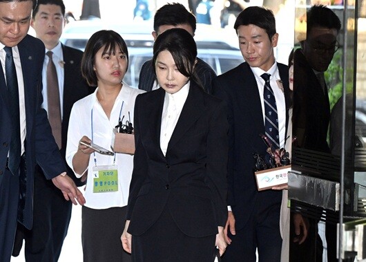 김건희 씨가 2025년 8월 12일 서울 서초구 서울중앙지법에서 열린 구속 전 피의자 심문(영장실질심사)에 출석하는 모습. 사진=사진공동취재단