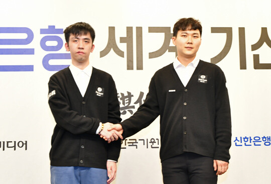 박정환 9단(오른쪽)과 왕싱하오 9단이 결승3번기를 앞두고 기념촬영을 했다. 사진=한국기원 제공