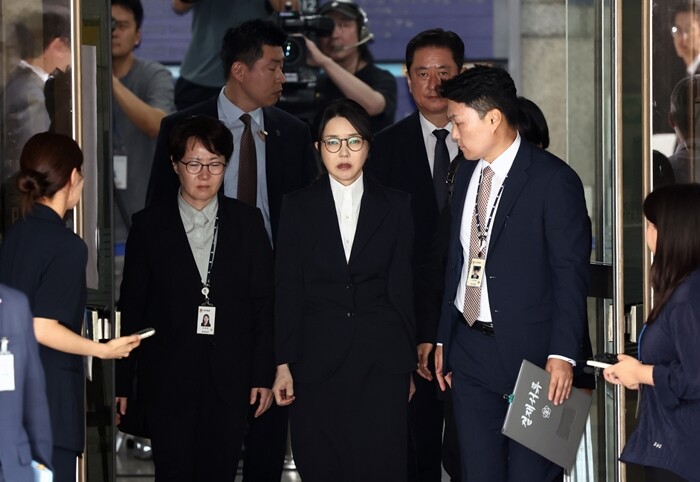 김건희 씨가 2025년 8월 12일 서울중앙지법에서 열린 구속 전 피의자 심문(영장실질심사)를 마치고 나오는 모습. 사진=사진공동취재단