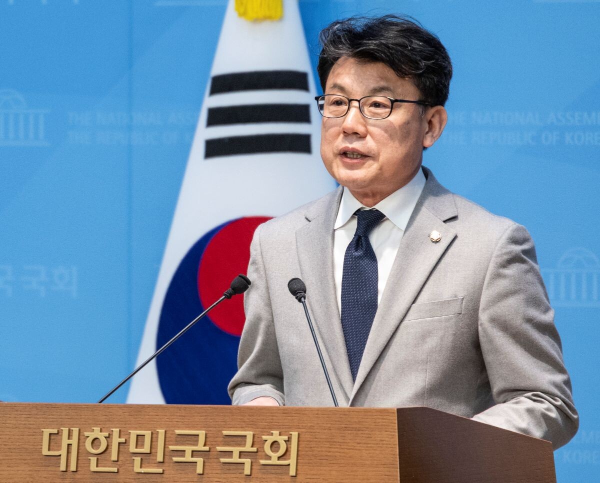 진성준 의원이 31일 국회에서 원내대표 보궐선거 출마 기자회견을 하고 있다. 사진=연합뉴스