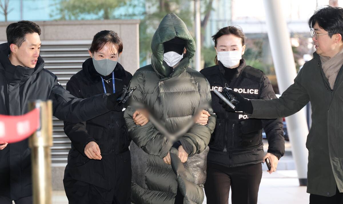 마약 혐의로 수사선상에 오른 상태에서 해외로 도피했다가 체포된 남양유업 창업주 외손녀 황하나 씨가 지난 12월 26일 경기도 안양시 수원지방법원 안양지원에서 열린 구속 전 피의자 심문(영장실질심사)에 출석하고 있다. 사진=연합뉴스