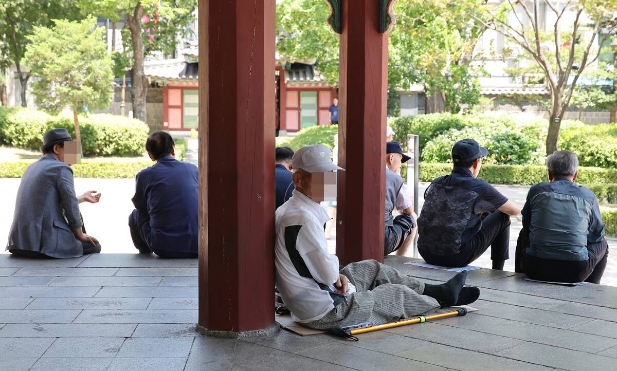 서울 종로구 탑골공원에서 노인들이 휴식을 취하고 있는 모습으로 기사 특정 내용과 관련 없음. 사진=임준선 기자