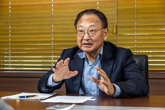 12월 30일 오전 광화문 교보생명빌딩에서 만난 유일호 전 경제부총리 겸 기획재정부 장관은 이재명 정부의 경제 성과를 재단하기엔 이르다면서도 현재의 경제 정책에 관한 생각을 차분하게 풀어냈다. 사진=최준필 기자