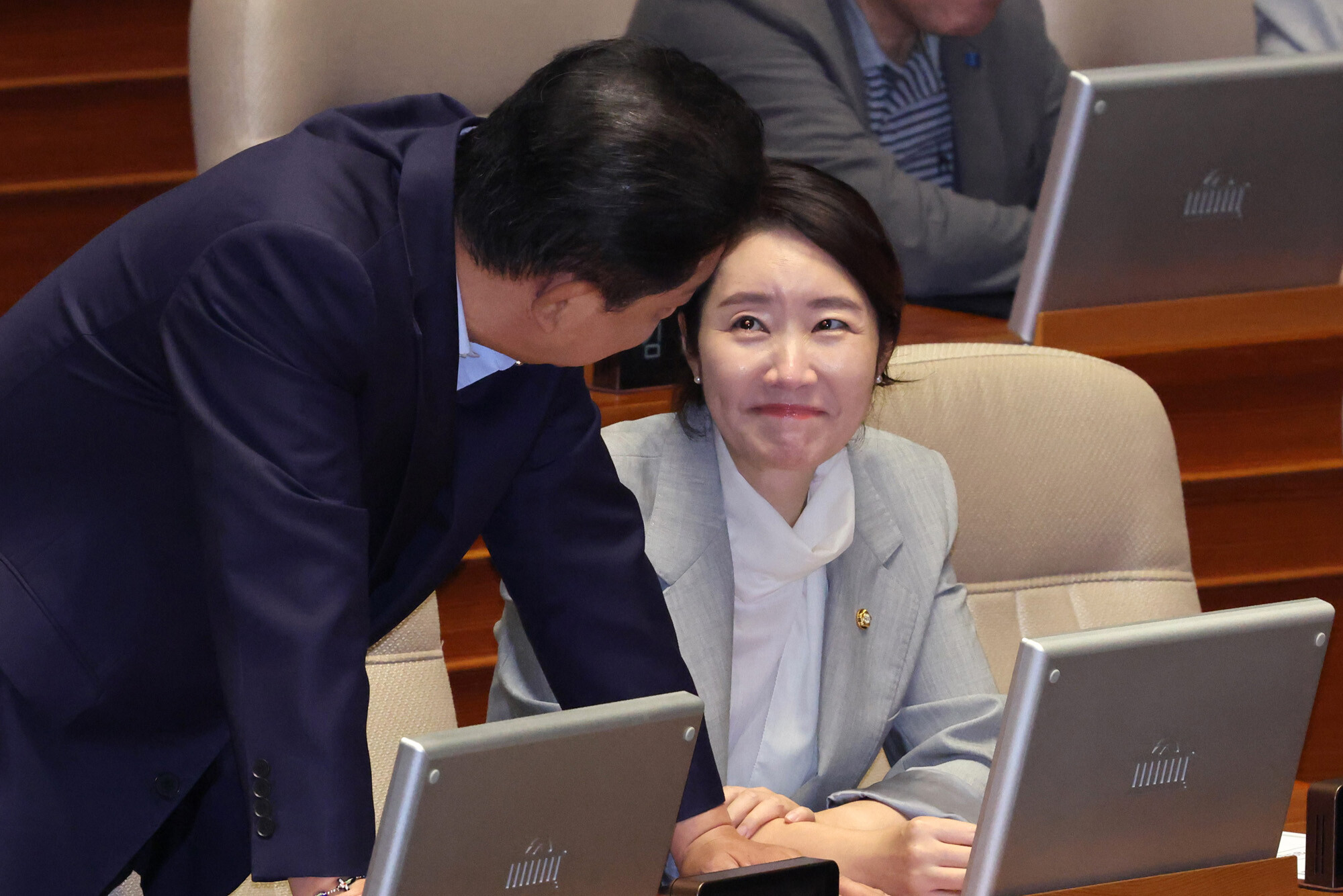 2025년 8월 24일 국회 본회의장에서 대화를 나누는 김병기 강선우 의원. 사진=박은숙 기자