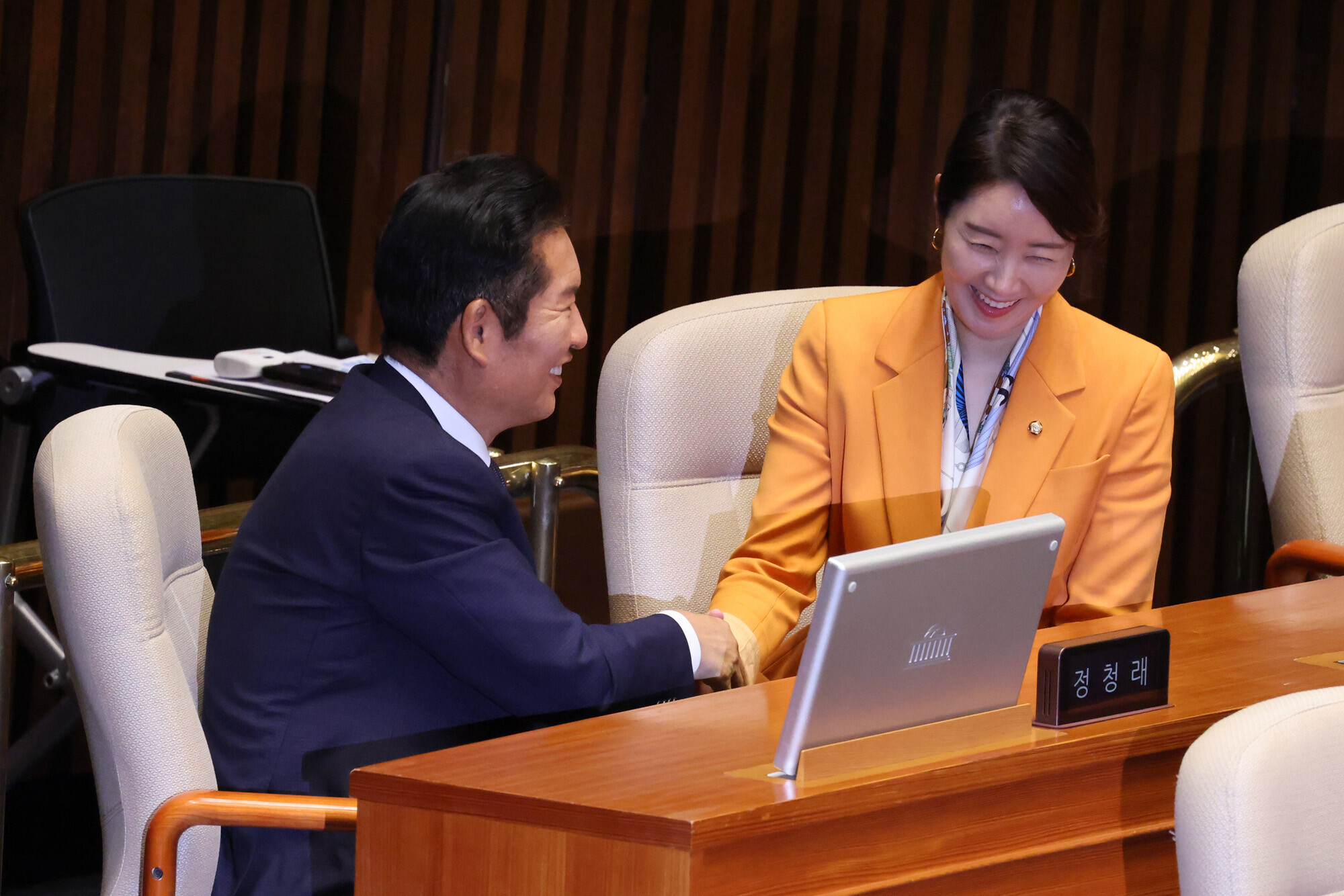 2025년 9월 15일 국회 본회의장에서 정청래 민주당 대표와 악수하는 강선우 의원. 사진=박은숙 기자