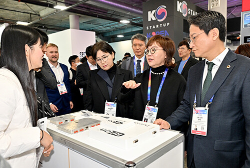 2025년 CES 경북 참가기업 부스에 방문한 양금희 경제부지사. 사진=경북도 제공
