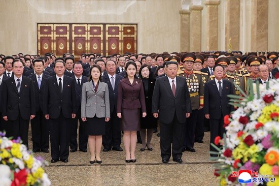 김주애와 함께 금수산태양궁전을 참배한 김정은. 사진=연합뉴스