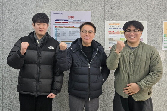 왼쪽부터 전기과 원종현 학생, 김상효 학과장, 김영주 학생. 사진=경남정보대 제공
