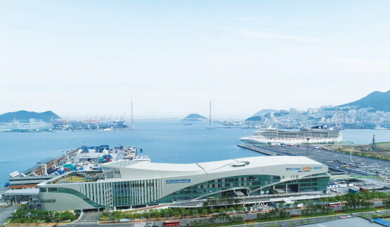 부산항국제여객터미널과 부산항 북항 크루즈터미널 전경(오른쪽 중간 크루즈가 정박 중인 시설). 사진=BPA 제공