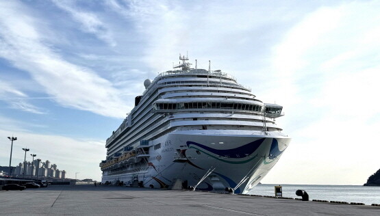 ‘부산항 영도 크루즈터미널’에 정박한 아도라 매직 시티. 사진=BPA 제공