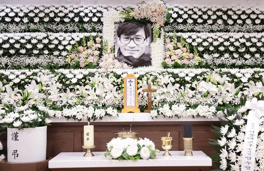 '국민배우' 안성기가 지난 1월 5일 향년 74세의 나이로 별세한 가운데 아들인 안다빈 작가가 유족을 대표해 감사의 마음을 표했다. 사진공동취재단