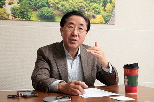 이남우 한국기업거버넌스포럼 회장을 지난 12월 31일 여의도에서 만났다. 한국기업거버넌스포럼은 자산운용사, 펀드매니저, 변호사, 교수 등 전문가들이 기업 거버넌스를 개혁하고 코리아 디스카운트를 해소하려는 취지로 만든 단체다. 사진=이종현 기자