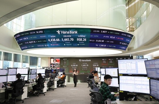 코스피 지수가 새해 장중 4500을 찍으며 최고가를 경신했다. 1월 6일 서울 중구 하나은행 딜링룸에서 직원들이 업무를 보고 있다. 사진=임준선 기자