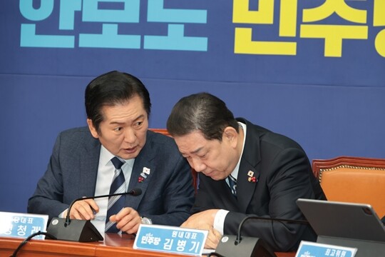 2025년 12월 12일 오전 국회 더불어민주당 대표실에서 열린 최고위원회의에 정청래 대표와 김병기 전 원내대표가 대화를 하고 있다. 사진=이종현 기자