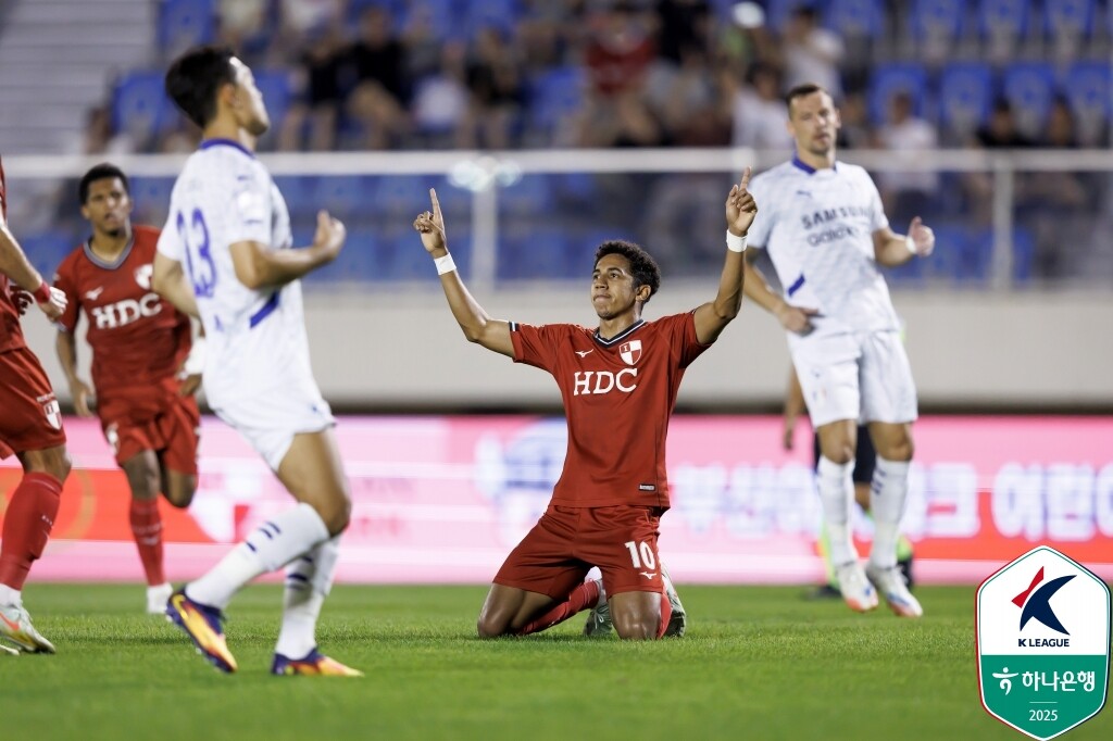 페신은 부산 유니폼을 입고 수원을 상대로 득점한 경험이 있다. 사진=한국프로축구연맹 제공