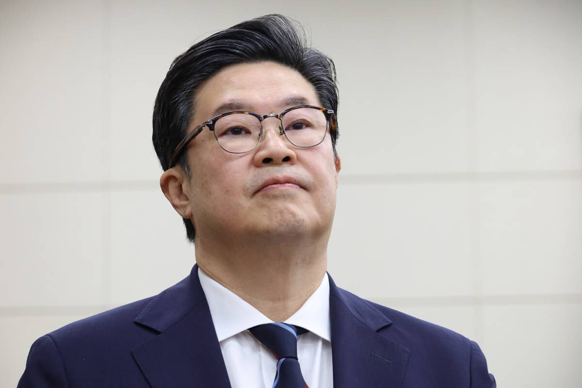 김병주 MBK파트너스 회장이 지난 2025년 10월 14일 국회 정무위원회에서 열린 공정거래위원회 등에 대한 국정감사에 증인으로 출석해 의원 질의를 듣고 있다. 사진=박은숙 기자